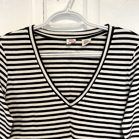 Levi’s black & white stripe v-neck waffle knit - Picture 2 of 3